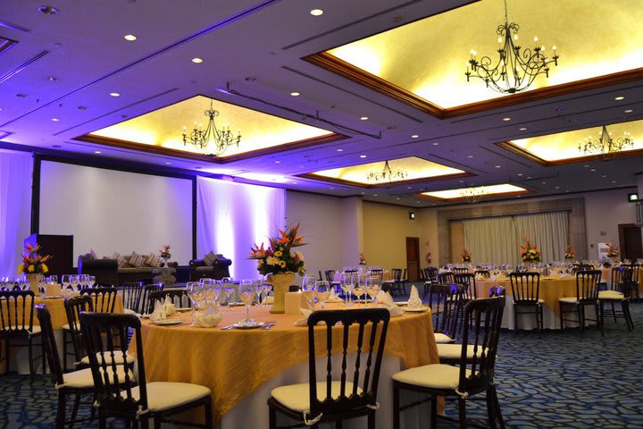 Los salones de eventos están disponibles para banquetes