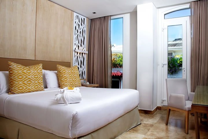 There are rooms overlooking the gardens, the city, or the bay