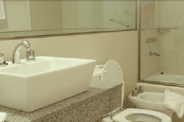 Baño de huéspedes del Forcadell Apartments Libertador, hotel en Martínez