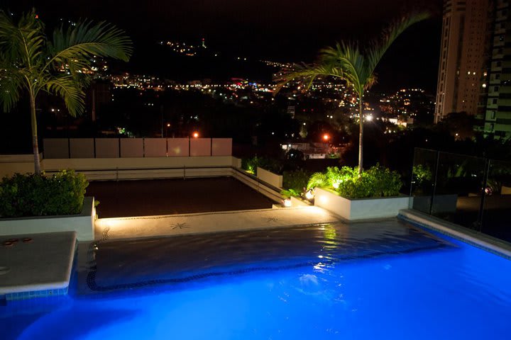 Vista nocturna de la piscina