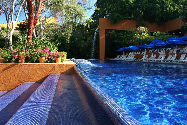 El área de la piscina cuenta con camas de playa plegables