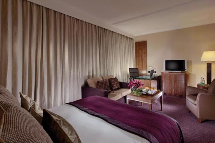 Club room at Crowne Plaza Ealing in London