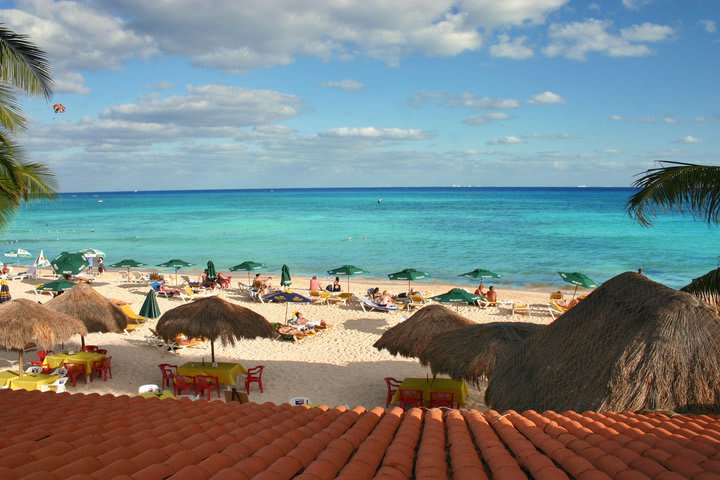 La playa en el Hotel Pelicano Inn en Playa del Carmen