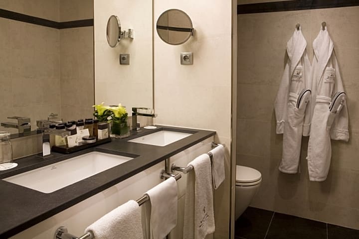 Baño de huéspedes del hotel Majestic Residence en Barcelona