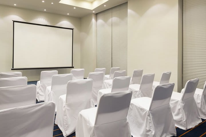 El hotel ofrece 10 salones de eventos