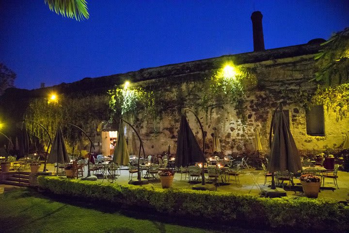 El hotel cuenta con un restaurante en la terraza