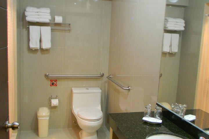 Baño de huéspedes