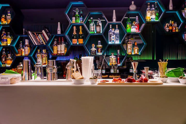 El bar del Hôtel Odyssey Paris sirve bebidas nacionales e importadas