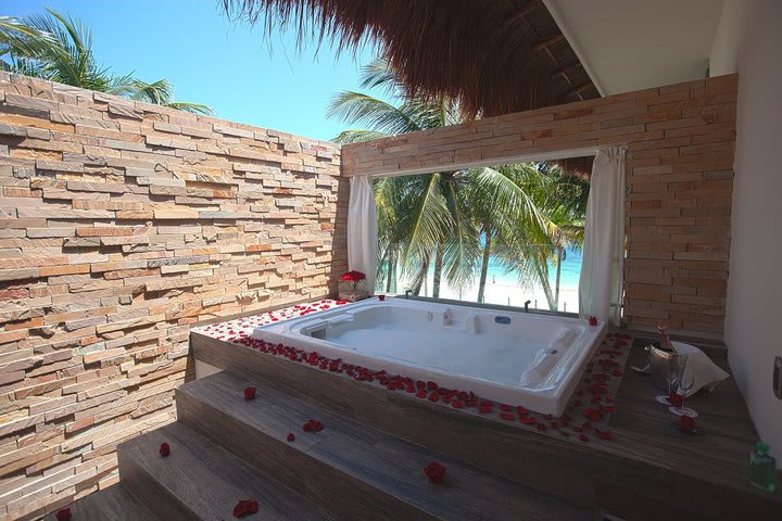 Jacuzzi in the main bedroom