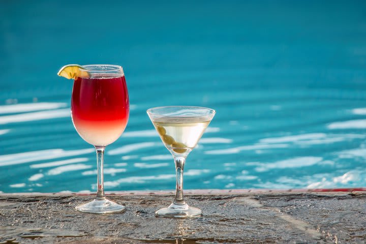 Bebidas en la piscina