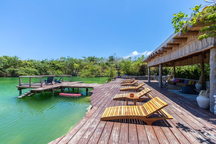 Sitting area in front of the lake