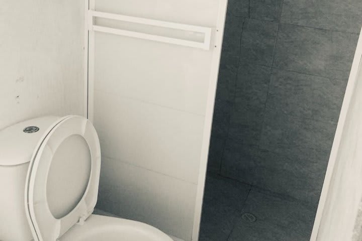 Baño de huéspedes