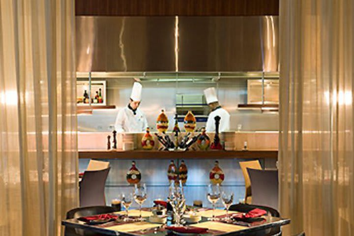 El restaurante Cubo en el hotel Ibis World Trade Centre Dubai ofrece exhibiciones de cocina