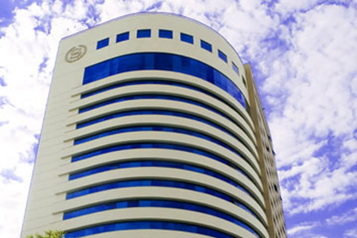 The Sheraton Porto Alegre hotel is connected to the Moinhos shopping center