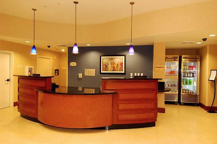 Recepción del hotel Residence Inn by Marriott Airport en Orlando