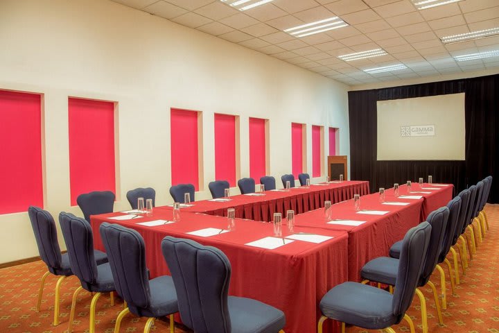 Salón con formación en herradura