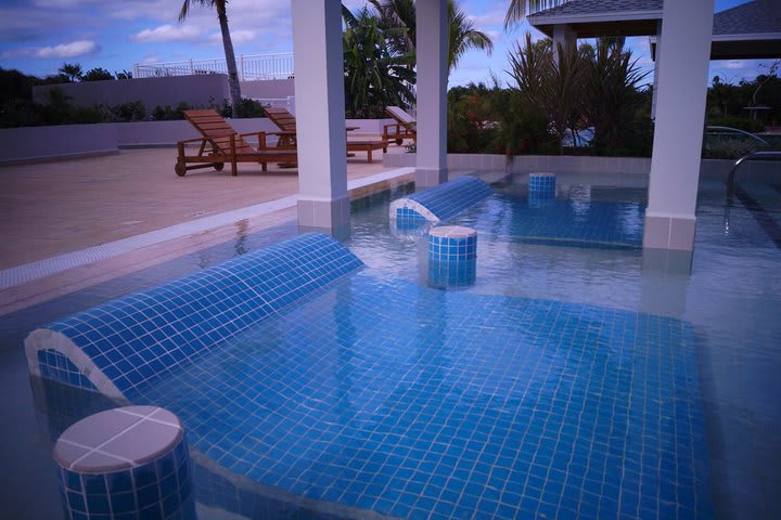 Sitting area within the pool