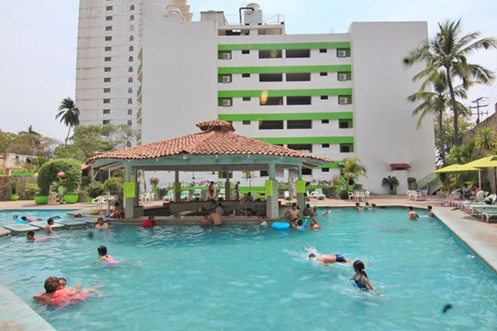 En la piscina hay un bar