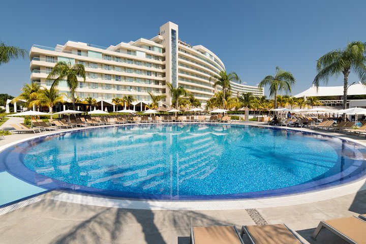 Alrededor de las piscinas hay camas de playa plegables