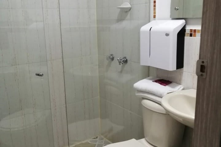 Baño de huéspedes