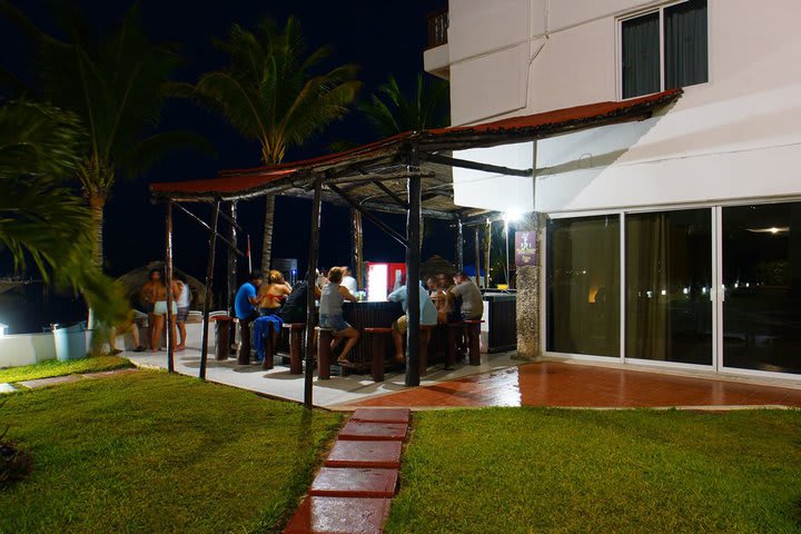 Las instalaciones del hotel Imperial Las Perlas incluyen un bar en la terraza