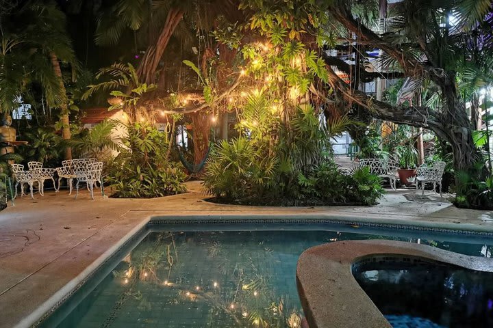 Piscina por la noche