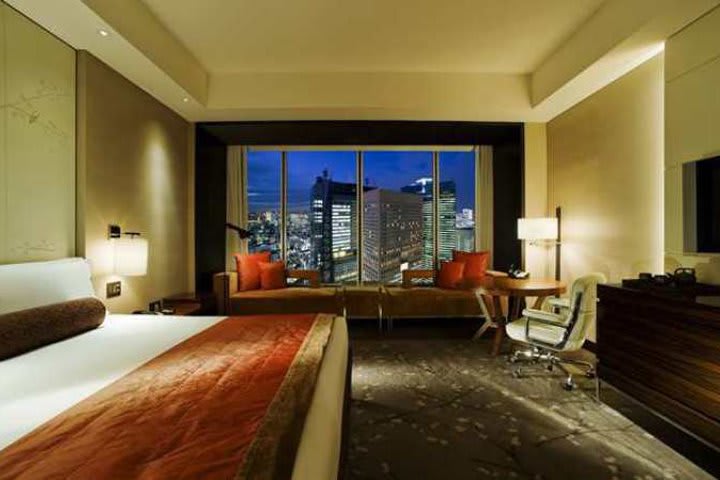 Habitación con cama king y vista a la ciudad del hotel Conrad Tokyo