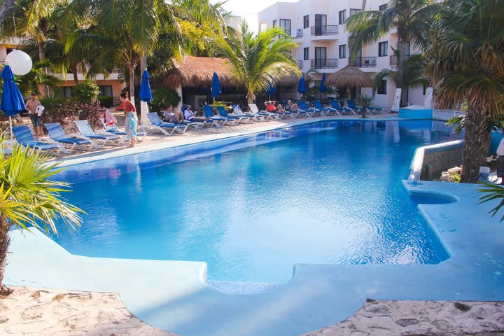 Camas de playa plegables en la piscina