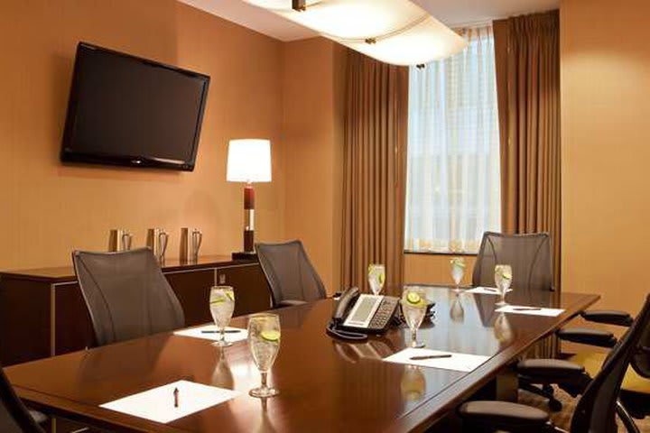 El hotel DoubleTree by Hilton New York City tiene una sala de juntas