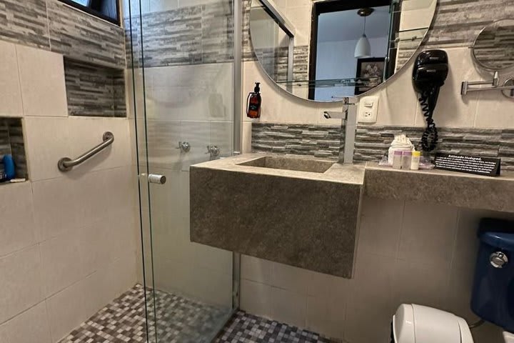 Moderno baño de una habitación