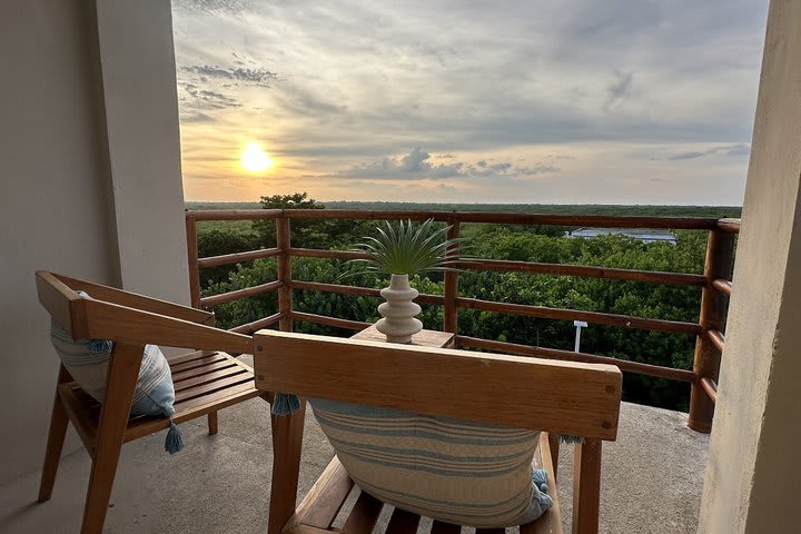 Balcón con vista al atardecer de la junior suite plus