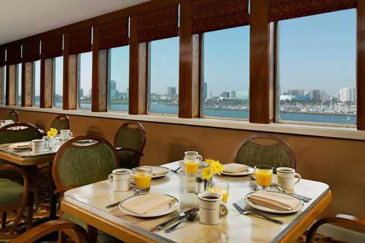 El hotel Queen Mary cuenta con varios restaurantes y bares