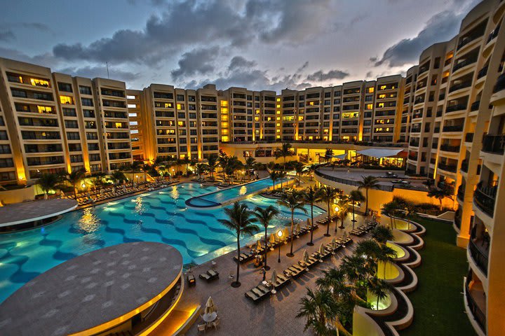 Una de las piscinas del resort al atardecer