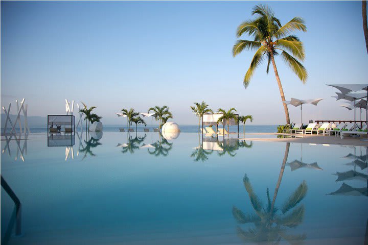 The infinity pool overlooks the beach and the Pacific Ocean