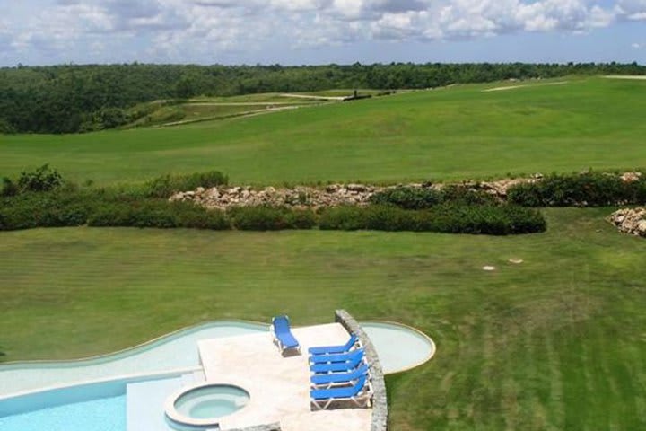 Alberca y jacuzzi del hotel Los Altos con vista al campo del golf