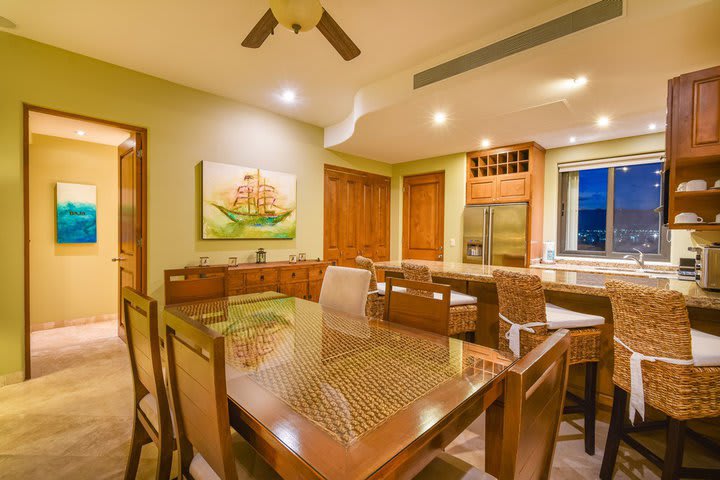 Dining area in a suite with 1 bedroom