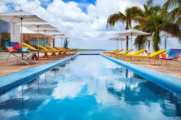 En la playa privada también hay una piscina