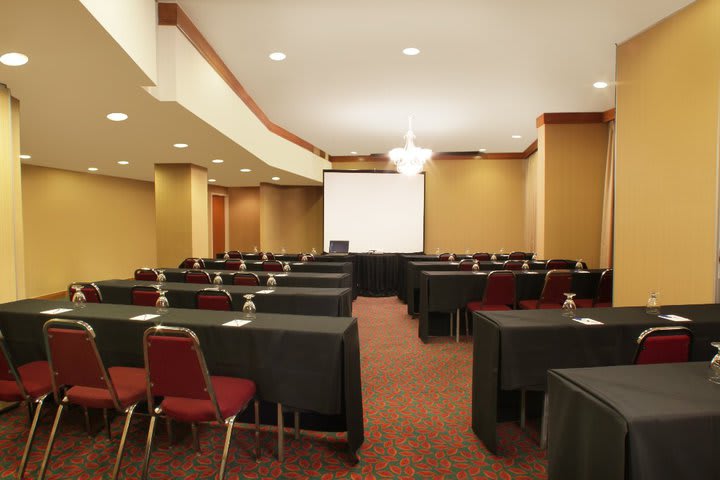 The Best Western® hotel in Walt Disney World® has meeting rooms for up to 140 guests