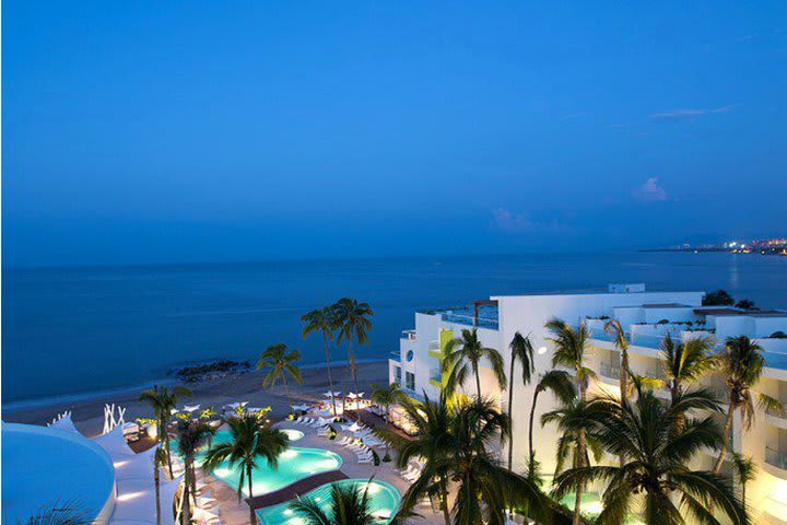 El hotel está ubicado frente a la playa