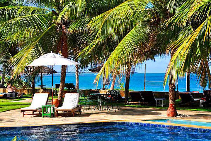 Sunbathe on the sun loungers at Jambo Pousada in Itacimirim