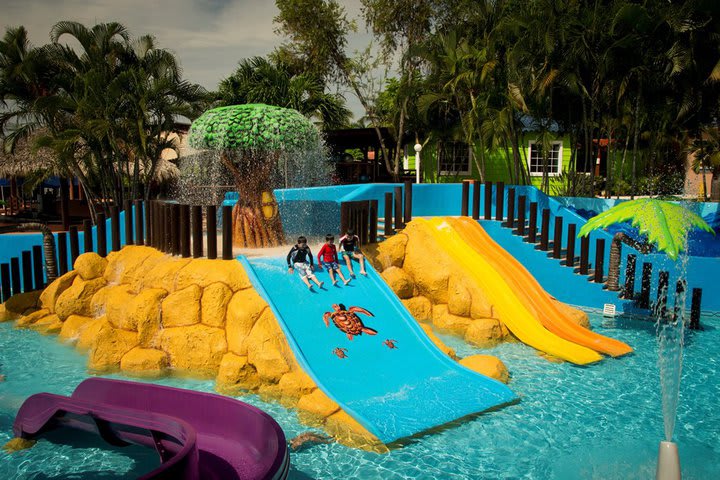 El parque acuático tiene pequeños toboganes y fuentes