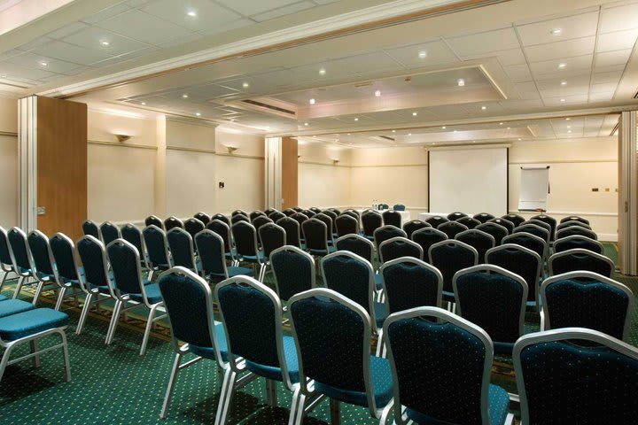 Hilton London Euston tiene salones de eventos para 100 personas