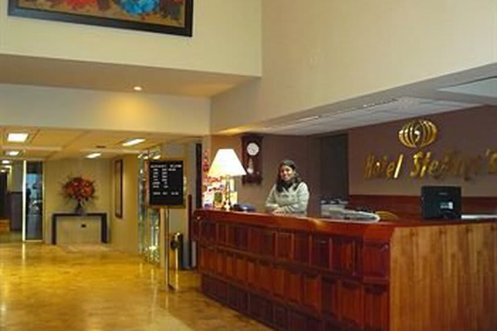 Recepción del hotel Stefanos Miraflores en Lima