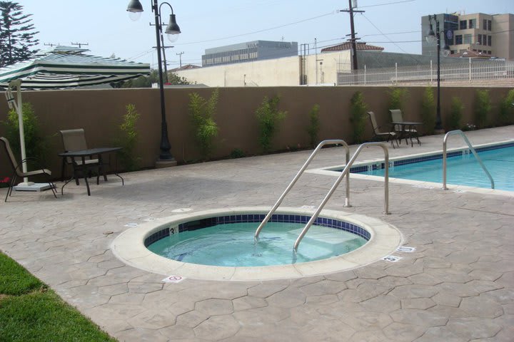 Jacuzzi del Holiday Inn Express & Suites cerca del aeropuerto de Los Ángeles