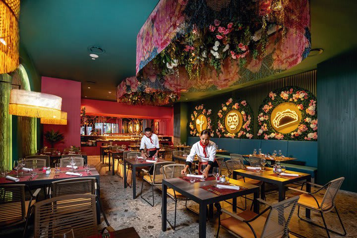 El restaurante La Casa de Las Flores sirve comida mexicana