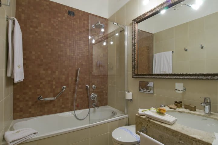 Baño de huéspedes del hotel en Milán, Best Western St George