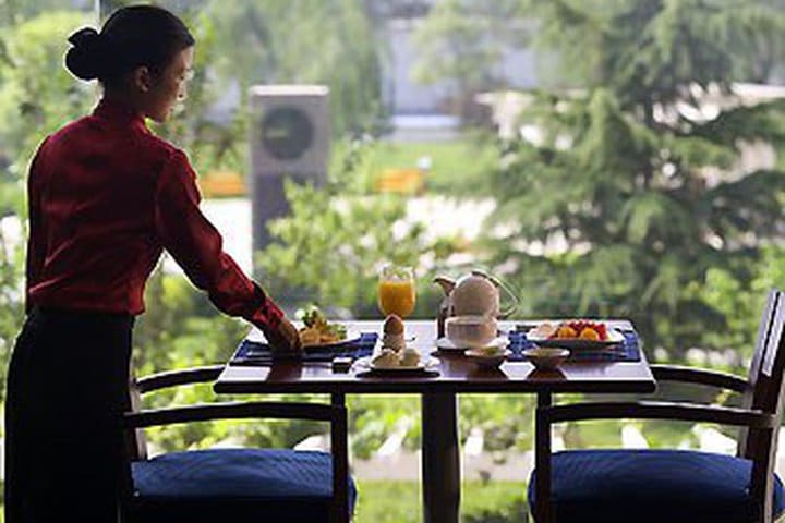 Restaurante con vista al jardín en el hotel Mercure Wanshang Beijing