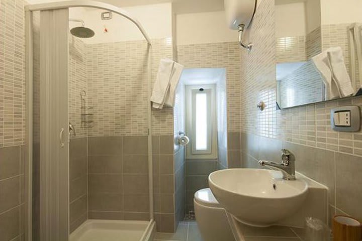 Baño de una habitación del MF Hotel Rome