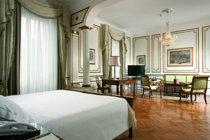 La junior suite del Hotel Quirinale ofrece batas y pantuflas