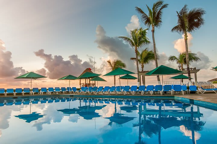 Camas de playa plegables en la piscina